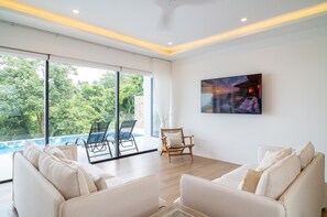Villa, Terrasse, Meerblick | Wohnbereich | Fernseher