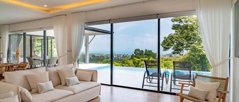 فيلا - برواق - بمنظر للبحر | منطقة المعيشة | تلفزيون