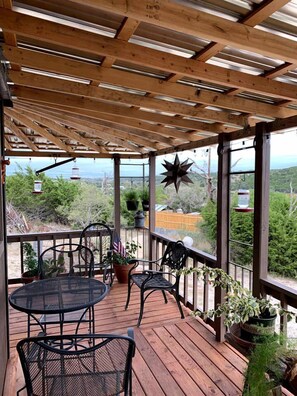 Outdoor dining - Cozy Hillside Texas Hill Country Cabin for Romantic Getaways near San Antonio (Kerrville)