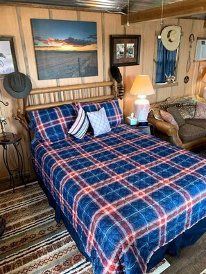 1 bedroom, iron/ironing board, bed sheets - Cozy Hillside Texas Hill Country Cabin for Romantic Getaways near San Antonio (Kerrville)
