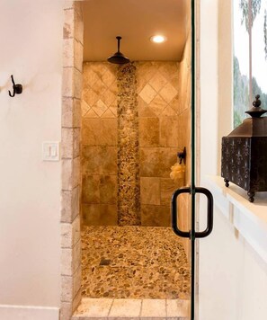 Secadora de cabello, toallas, papel de baño