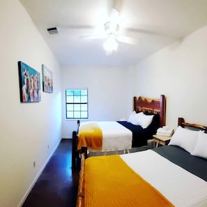 3 bedrooms, desk, WiFi, bed sheets