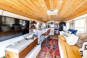 Room - Eccentric Converted Bus, Perfect for a Tennessee Vacation (Grandview)