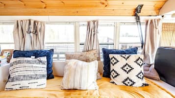 1 bedroom, desk, WiFi, bed sheets