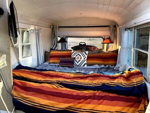 Room - Eccentric Converted Bus, Perfect for a Tennessee Vacation (Grandview)