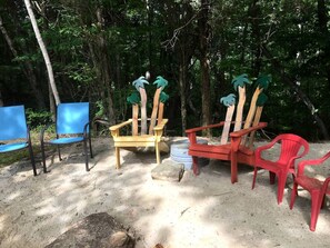 Property grounds - Eccentric Converted Bus, Perfect for a Tennessee Vacation (Grandview)