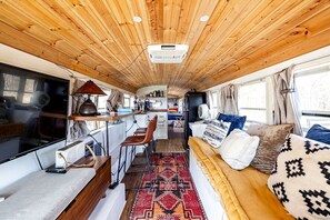 1 bedroom, desk, WiFi, bed sheets