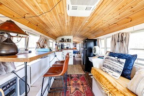 Refrigerador, microondas, parrilla de estufa y cafetera y tetera 