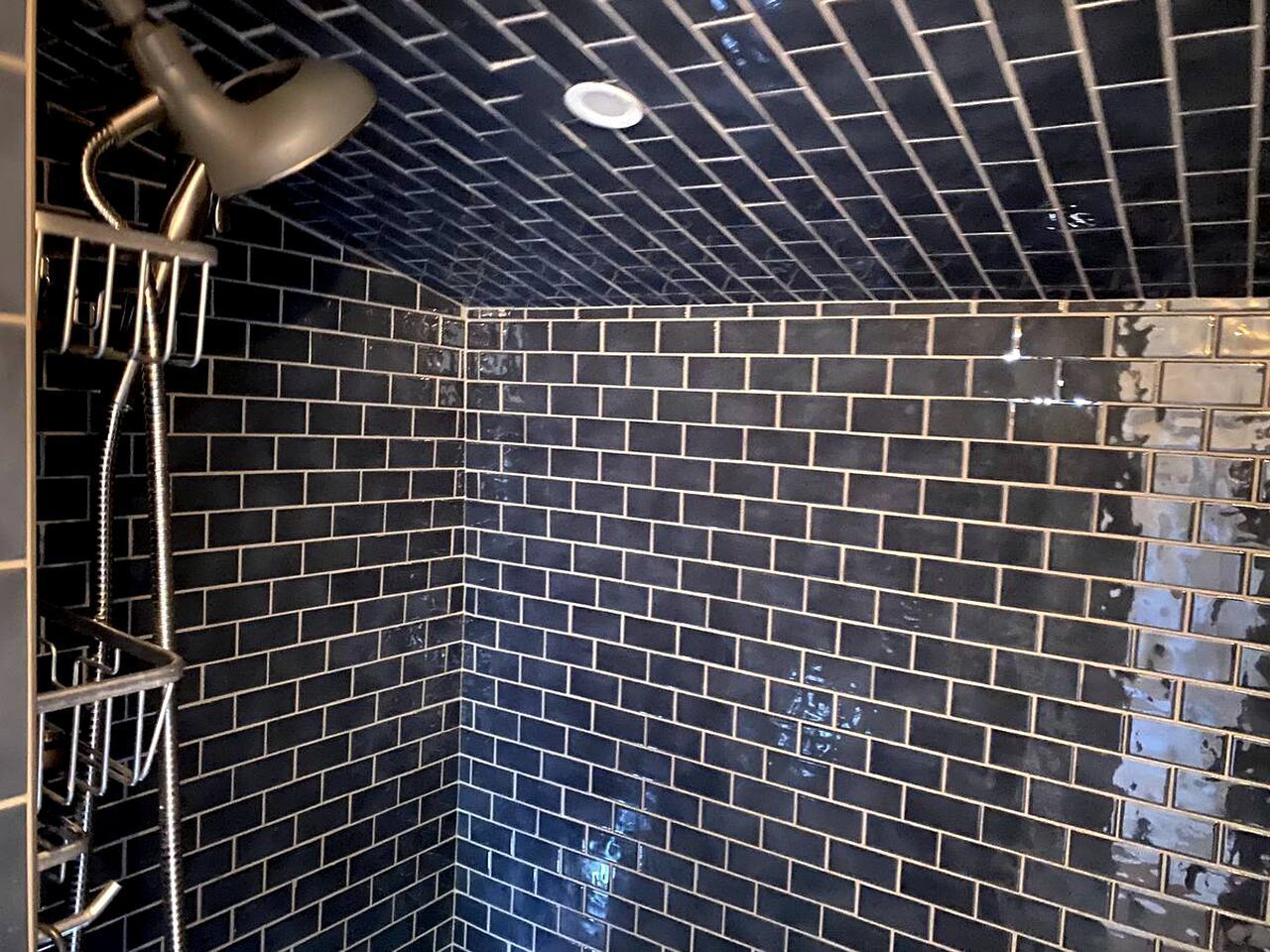 Sèche-cheveux, serviettes fournies, savon, shampoing