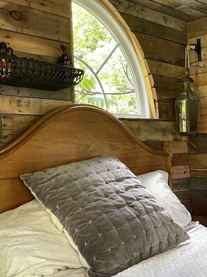 1 bedroom, bed sheets - Gorgeous Tiny House Rental for a Glamping Getaway near Saratoga Springs in Upstate New York (Argyle)