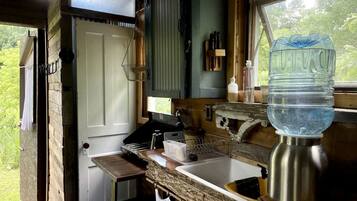 Stovetop, coffee/tea maker, electric kettle, cookware/dishes/utensils