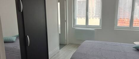 1 bedroom, bed sheets