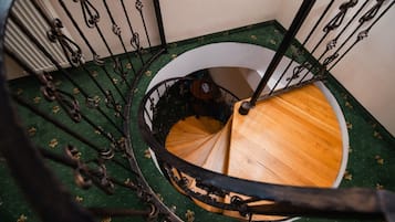 Habitación triple | Caja fuerte, sistema de insonorización, wifi gratis