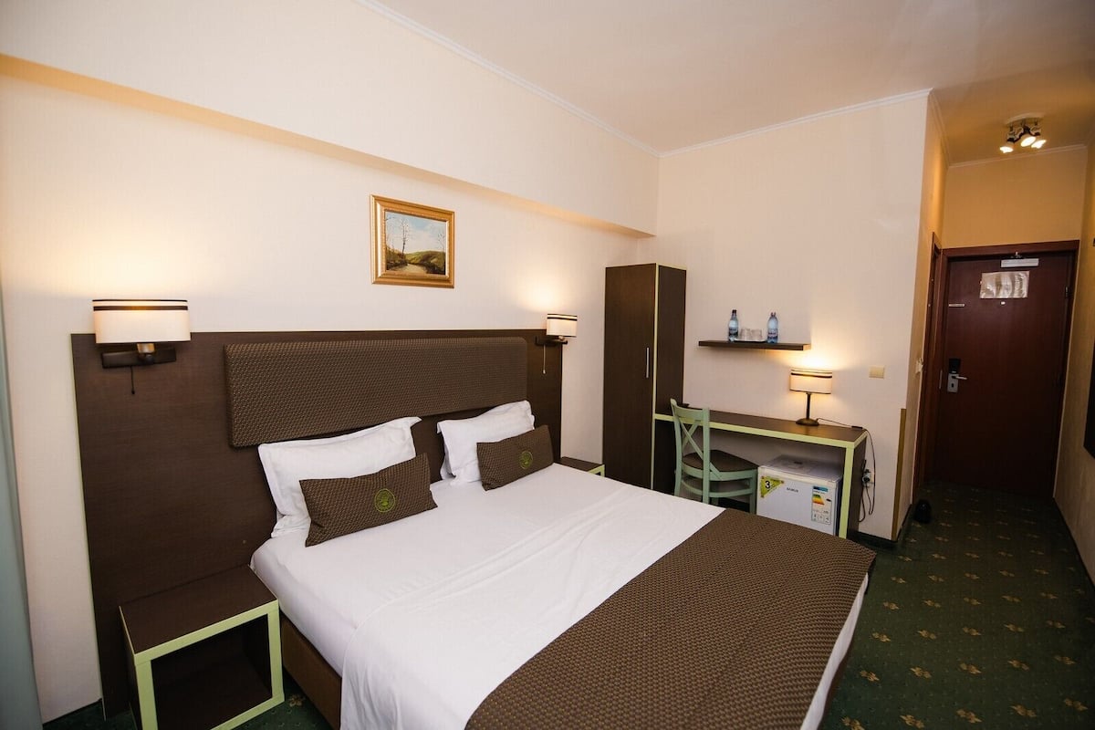 In-room safe, soundproofing, free WiFi