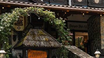 Vista frontal de la propiedad