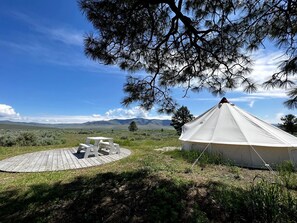 Outdoor dining - Gorgeous Bell Tent Retreat in Hot Spings, Montana (Hot Springs)