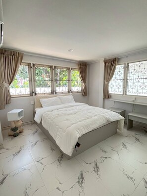 House, 4 Bedrooms, Smoking, Garden View | 4 bedrooms - 5 Beds 452sqm With Private Garden Pet-friendly Cctv Quiet and Homey (Bangkok)