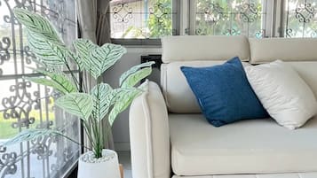 House, 4 Bedrooms, Smoking, Garden View | Living area