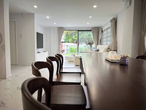House, 4 Bedrooms, Smoking, Garden View | Living room