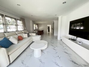 บ้านพัก, 4 ห้องนอน, สูบบุหรี่ได้, วิวสวน | ห้องนั่งเล่น
