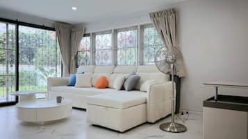 House, 4 Bedrooms, Smoking, Garden View | Living room