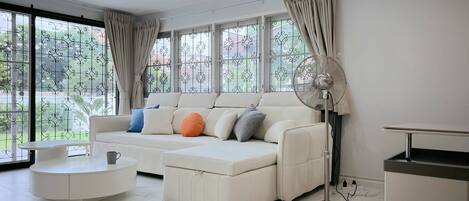 House, 4 Bedrooms, Smoking, Garden View | Living room