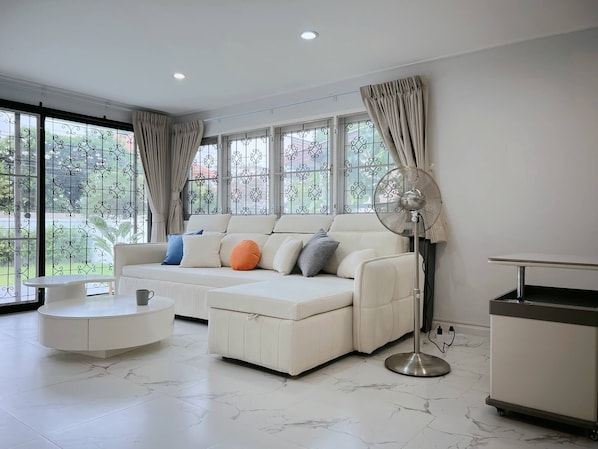 House, 4 Bedrooms, Smoking, Garden View | Living room