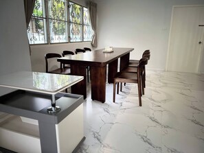 Maison, 4 chambres, fumeurs, vue jardin | Restauration