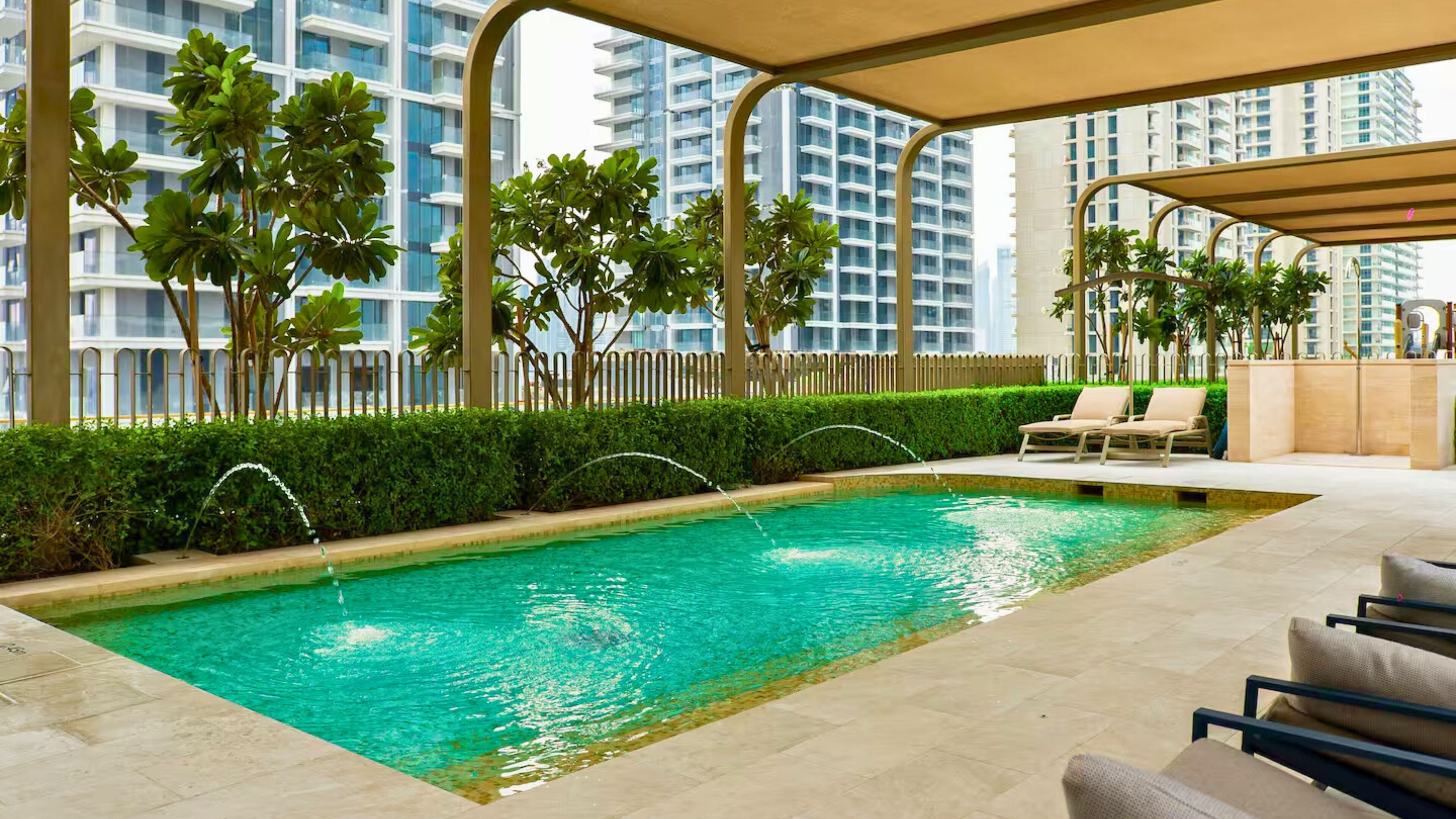 Una piscina al aire libre