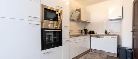 ثلاجة، ميكروويف، فرن، موقد طهي مسطح