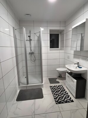 Shower, hair dryer - Apartment 'Theater' with Wi-Fi (Gera)