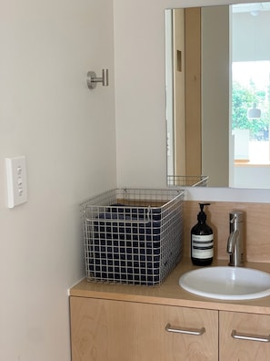 Casa, patio | Edredón, wifi gratis y ropa de cama