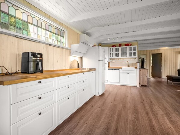 Fridge, dishwasher, cookware/dishes/utensils