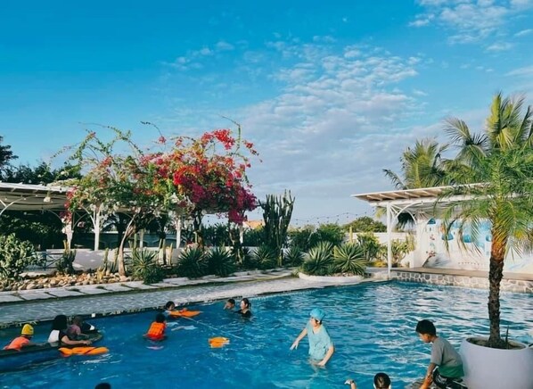 Una piscina al aire libre