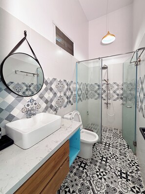 Deluxe Quadruple Room, Balcony, Garden View | Bathroom | Free toiletries, hair dryer, slippers, towels - santorinivilla.vn (Cam Ranh)