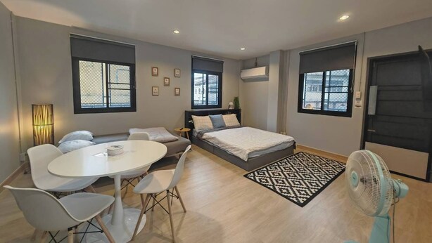 Deluxe driepersoonskamer, balkon, uitzicht op de stad | Verduisterende gordijnen, een strijkplank/strijkijzer, gratis wifi
