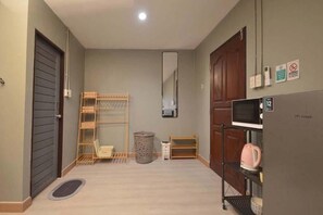 King Room with Balcony, 4th Floor | 遮光カーテン、アイロン / アイロン台、WiFi (無料)