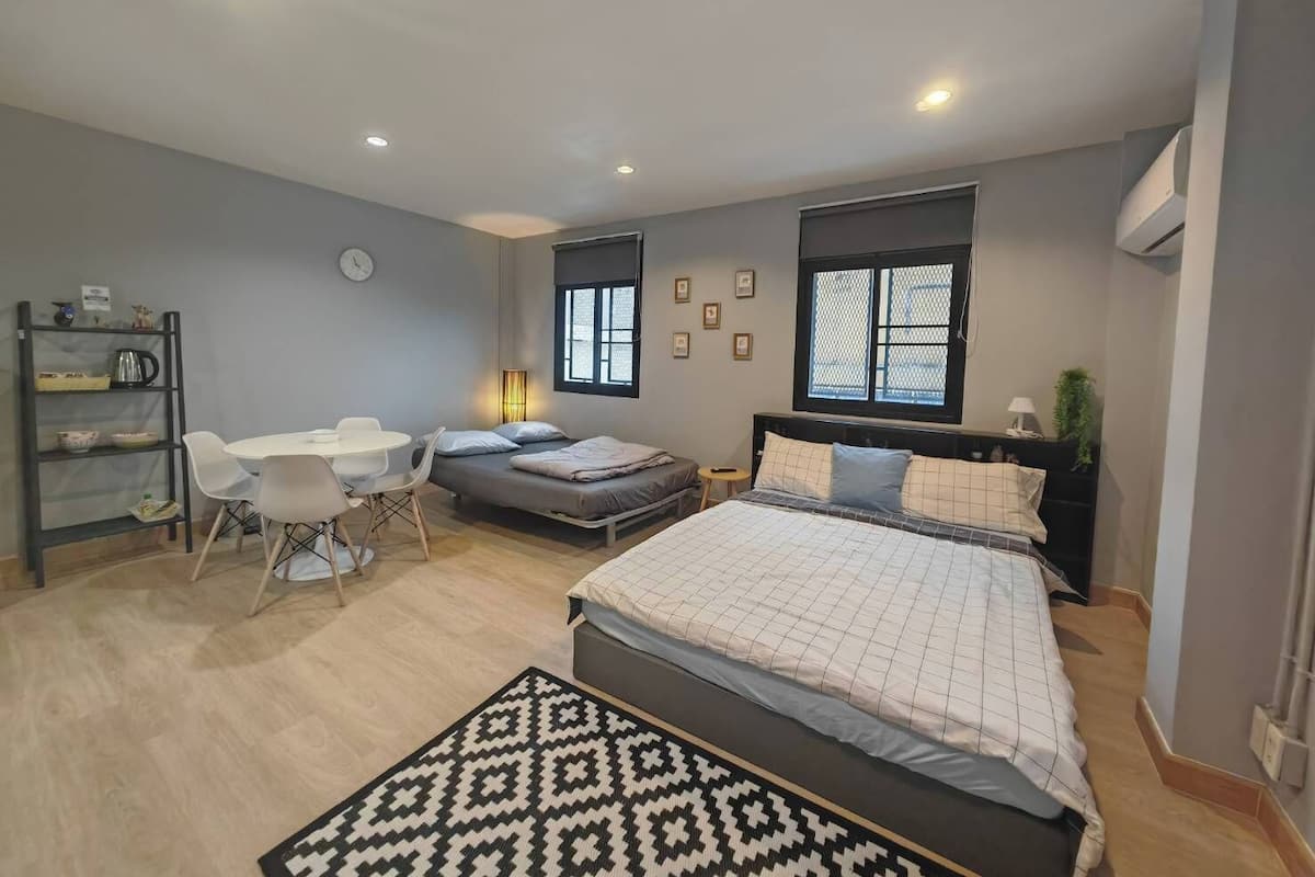Habitación triple Deluxe, balcón, vistas a la ciudad | Cortinas opacas, tabla de planchar con plancha, wifi gratis