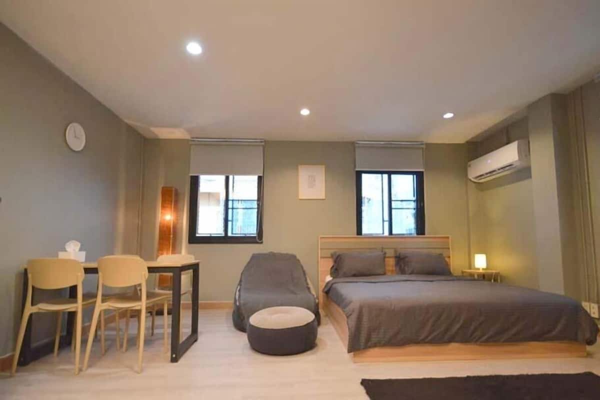 King Room with Balcony, 4th Floor | Cortinas opacas, tabla de planchar con plancha, wifi gratis