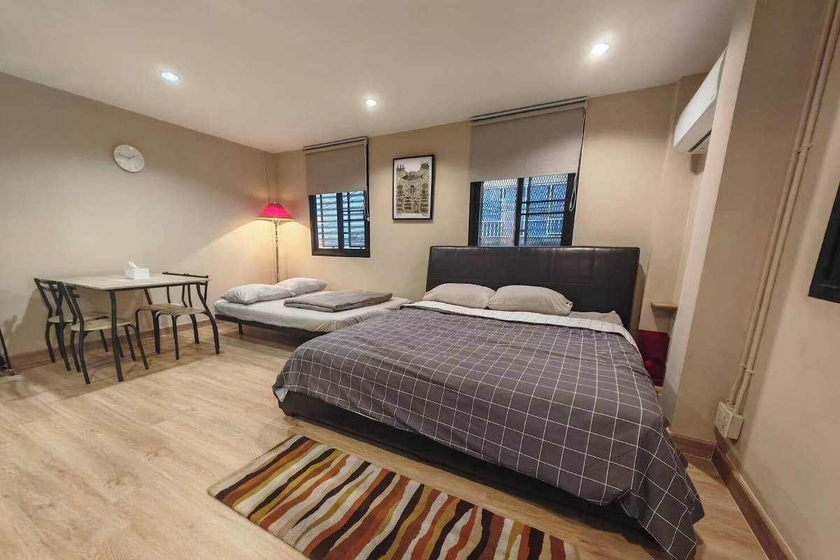 Habitación familiar, balcón, vistas a la ciudad | Cortinas opacas, tabla de planchar con plancha, wifi gratis
