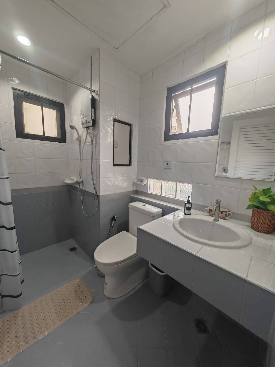Family Room, Balcony, City View | Bathroom