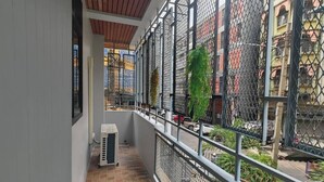 Familiekamer, balkon, uitzicht op de stad | Terras
