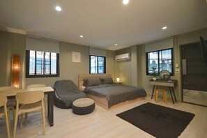 King Room with Balcony, 4th Floor - 57 Hidden House BKK Chinatown (Bangkok)
