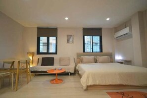 King Room with Balcony, 3rd Floor - 57 Hidden House BKK Chinatown (Bangkok)