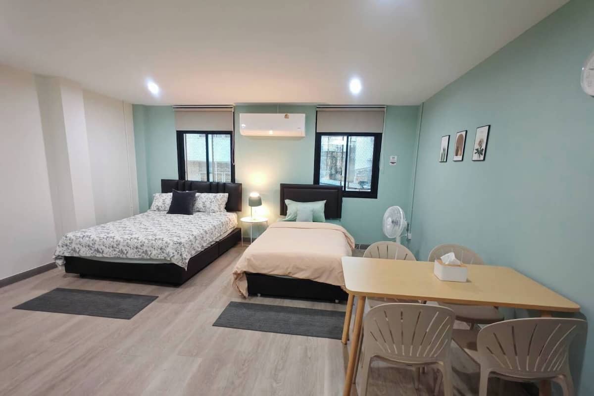 Habitación triple Deluxe | Cortinas opacas, tabla de planchar con plancha, wifi gratis