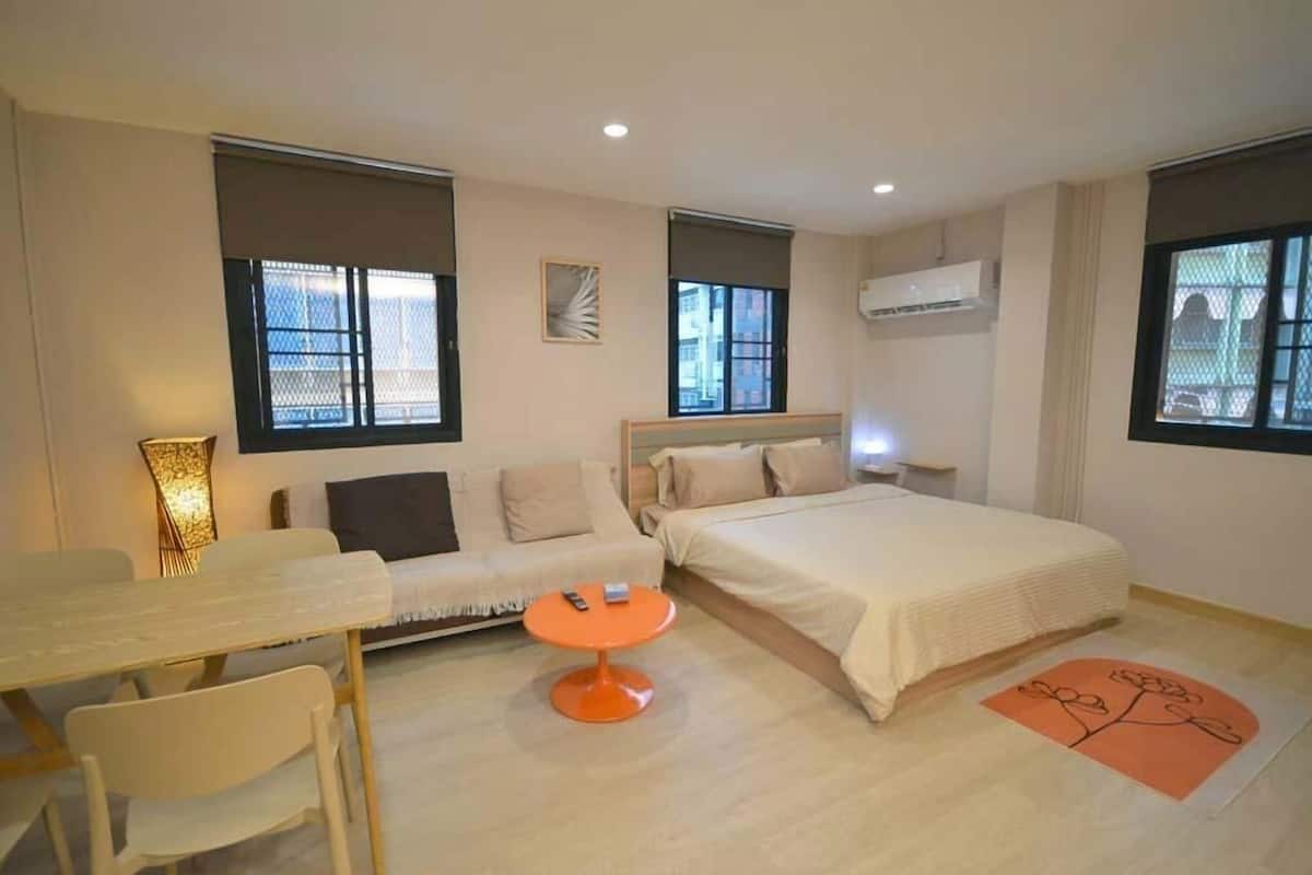 King Room with Balcony, 3rd Floor | Cortinas opacas, tabla de planchar con plancha, wifi gratis