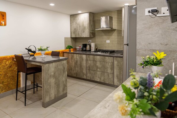 Refrigerador, microondas, parrilla de estufa y cafetera y tetera