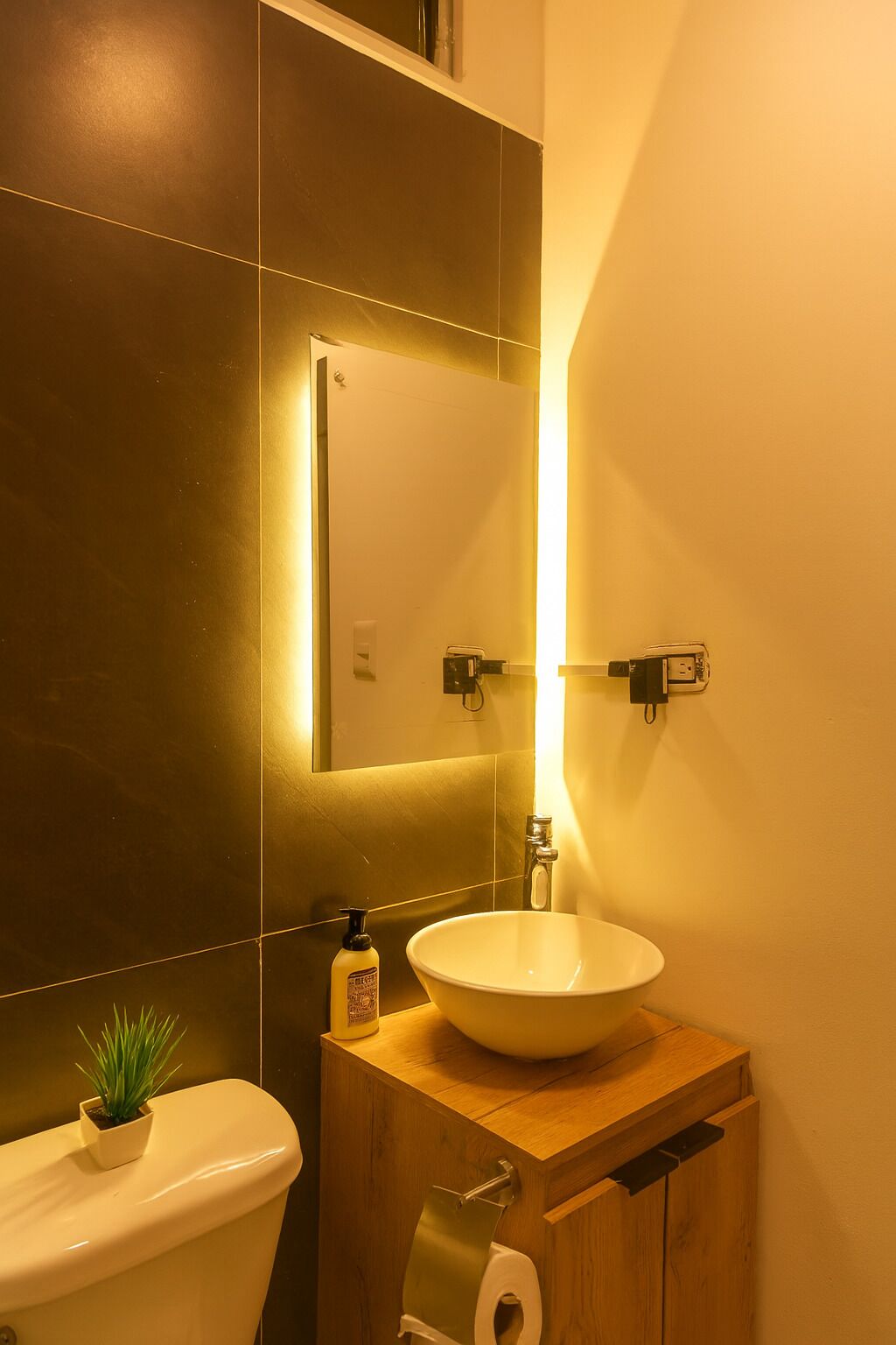 مستلزمات للعناية الشخصية صديقة للبيئة، مجففات شعر، مناشف، صابون