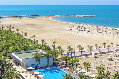 The Seaview Jacuzzi Suite by PS