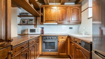 Een koelkast, een vaatwasser, een koffiezetapparaat/waterkoker